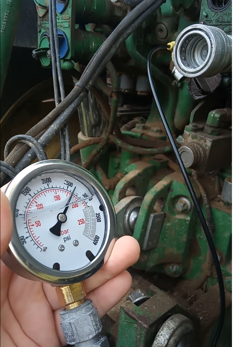 Mesure de pression hydraulique au manomètre sur un engin John Deere
